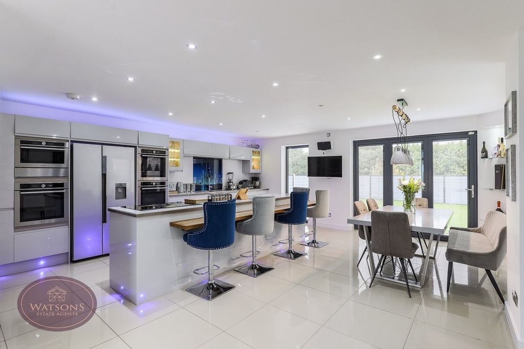 Property photo 2 of 28