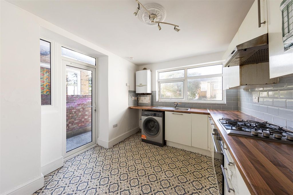 Property photo 3 of 29 Myrtle Road, E17