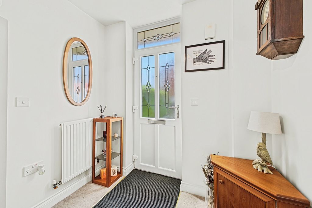 Property photo 2 of 21 Entrance Hall