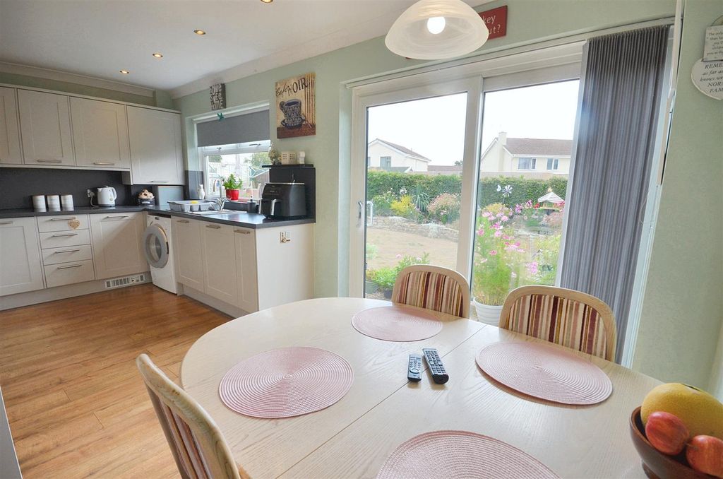 Property photo 3 of 9 Kitchen/Dining Room