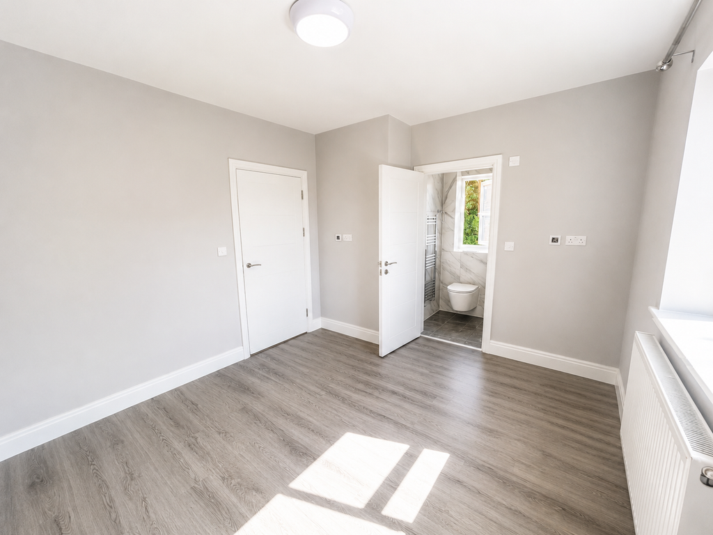 Property photo 3 of 7 Ensuite Bedroom