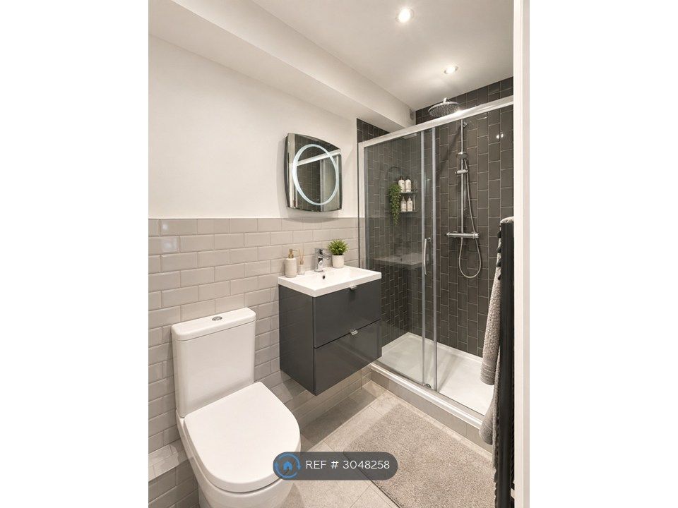 Property photo 2 of 11 Bedroom 1 Ensuite