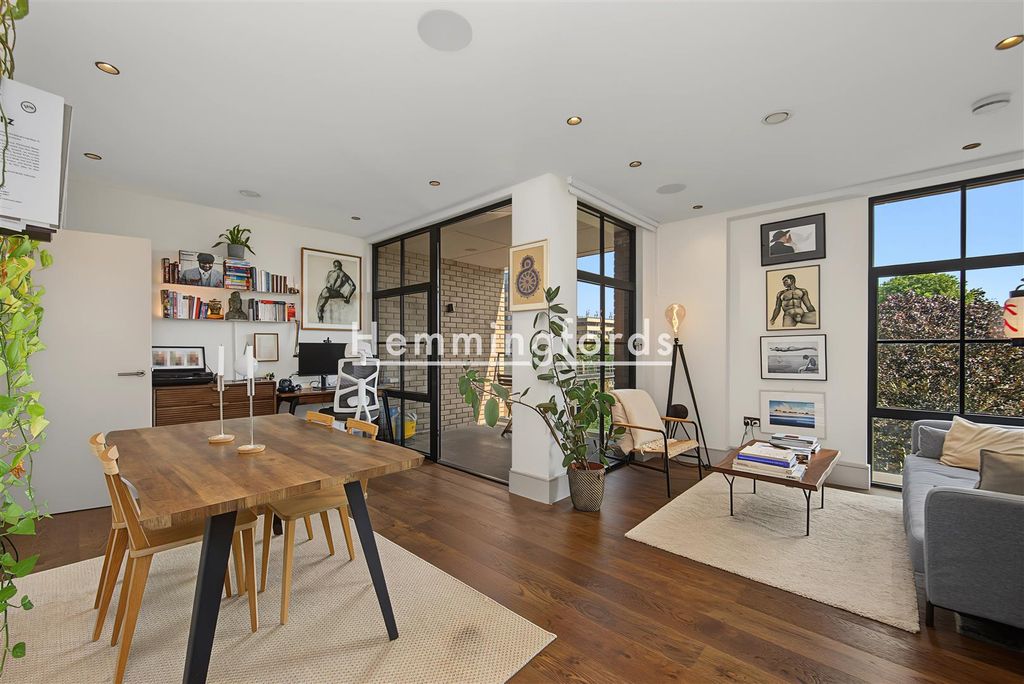 Property photo 1 of 15 Bracklyn Street N1-9.Jpg