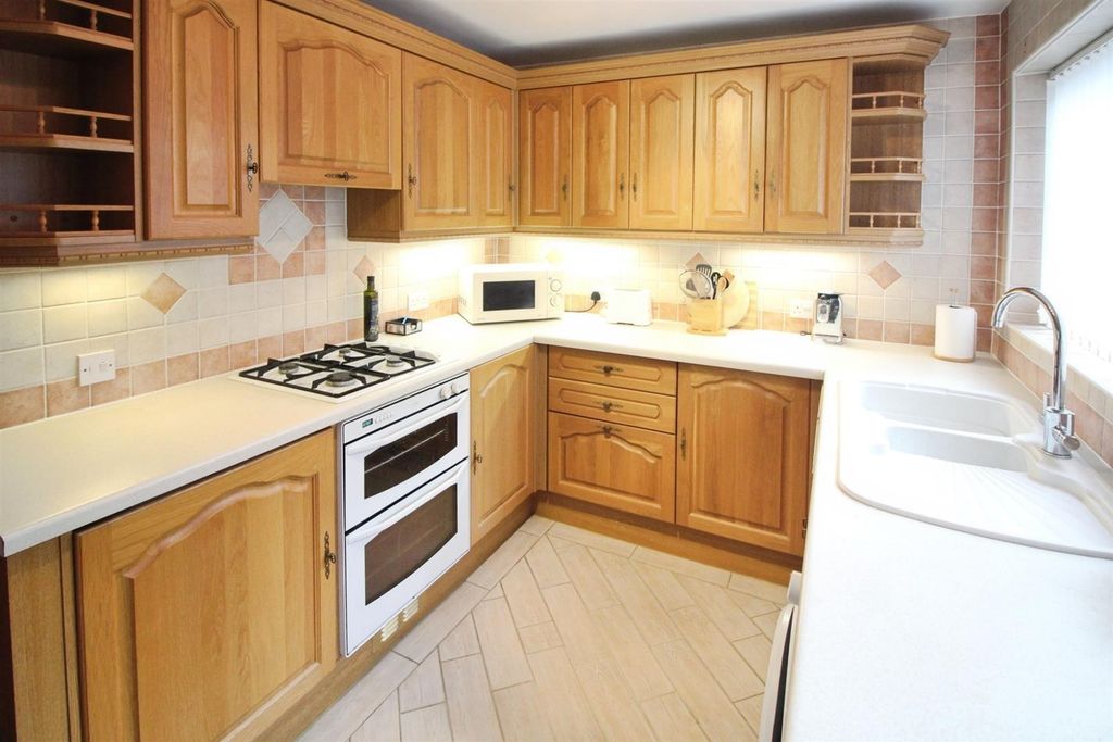 Property photo 2 of 10 Kitchen