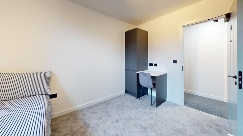 Property photo 2 of 11 A Bright And Spacious Double Bedroom Featuring Mod...