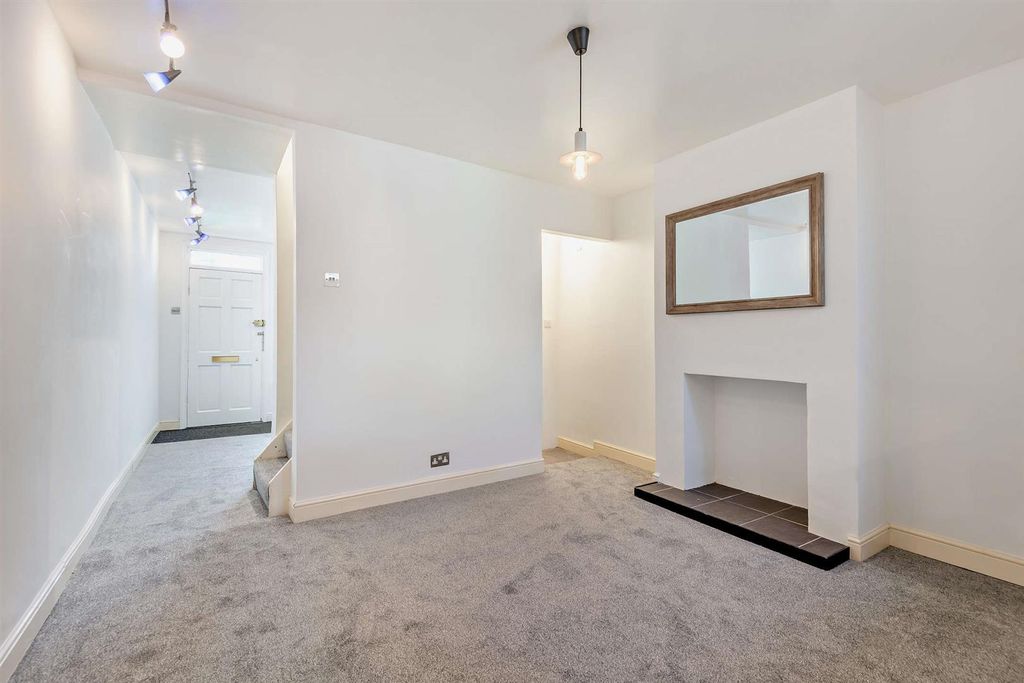 Property photo 3 of 14 8686464-Interior10-800.Jpg