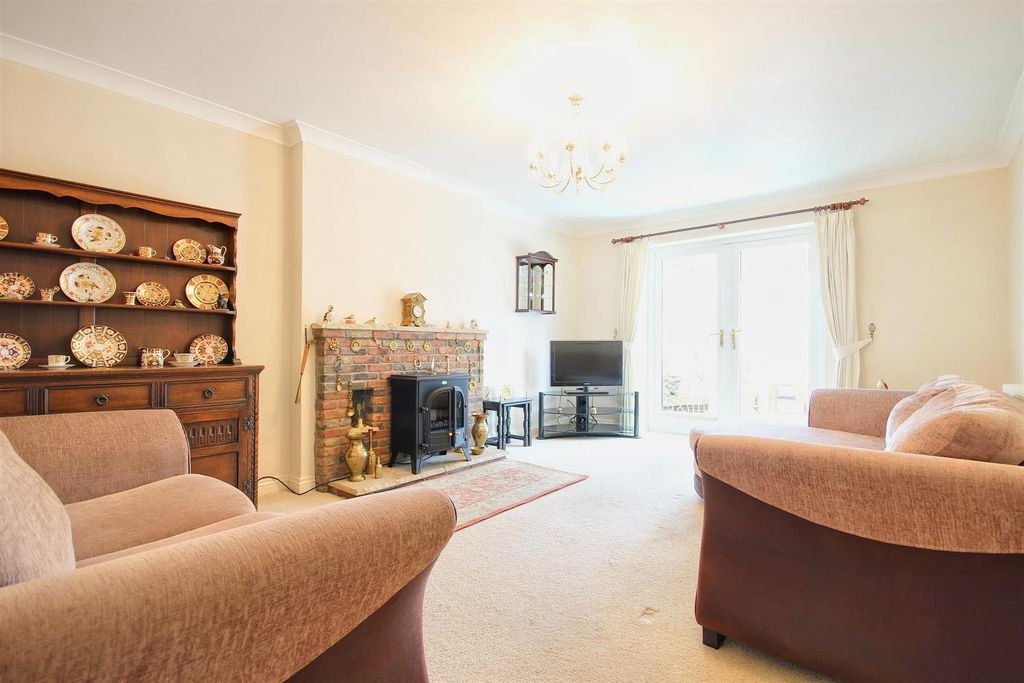 Property photo 3 of 27 Lounge