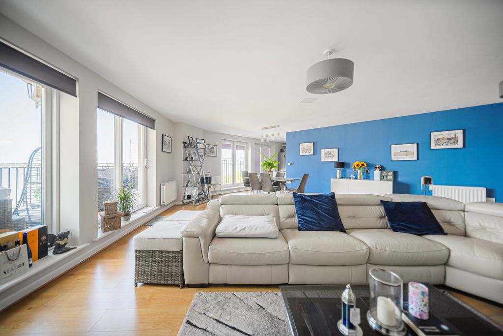 Property photo 2 of 17 4299742