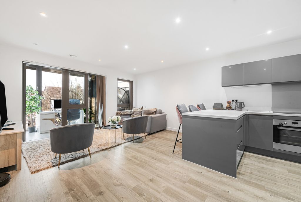 Property photo 1 of 18 Kitchen/Reception