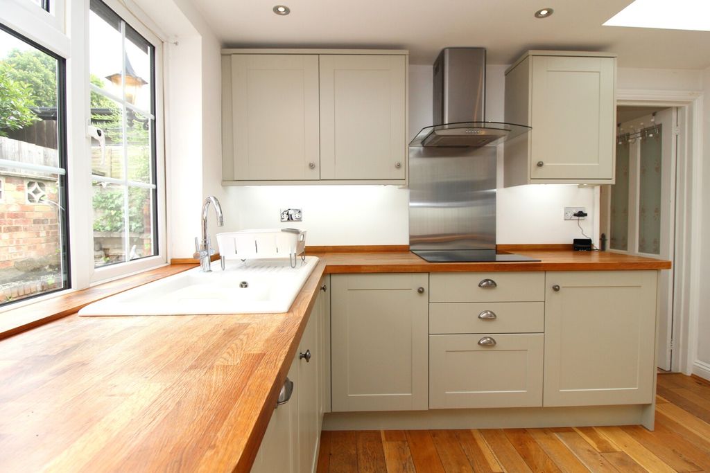 Property photo 3 of 9 Kitchen