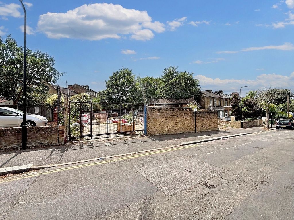 Property photo 1 of 7 Wallwood Rd E11
