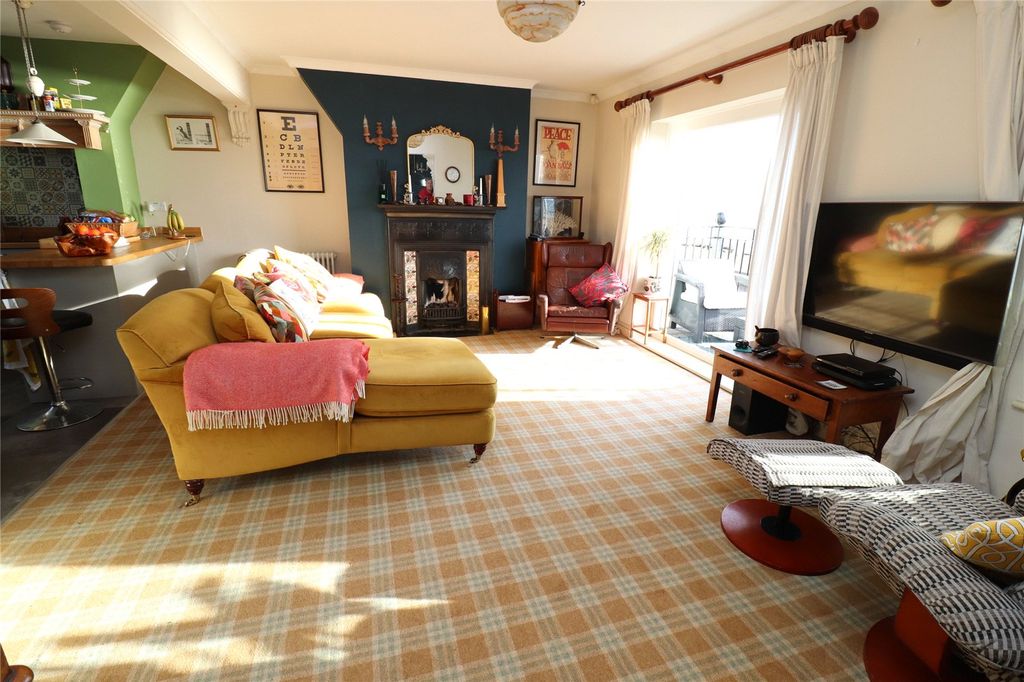 Property photo 3 of 37 Lounge