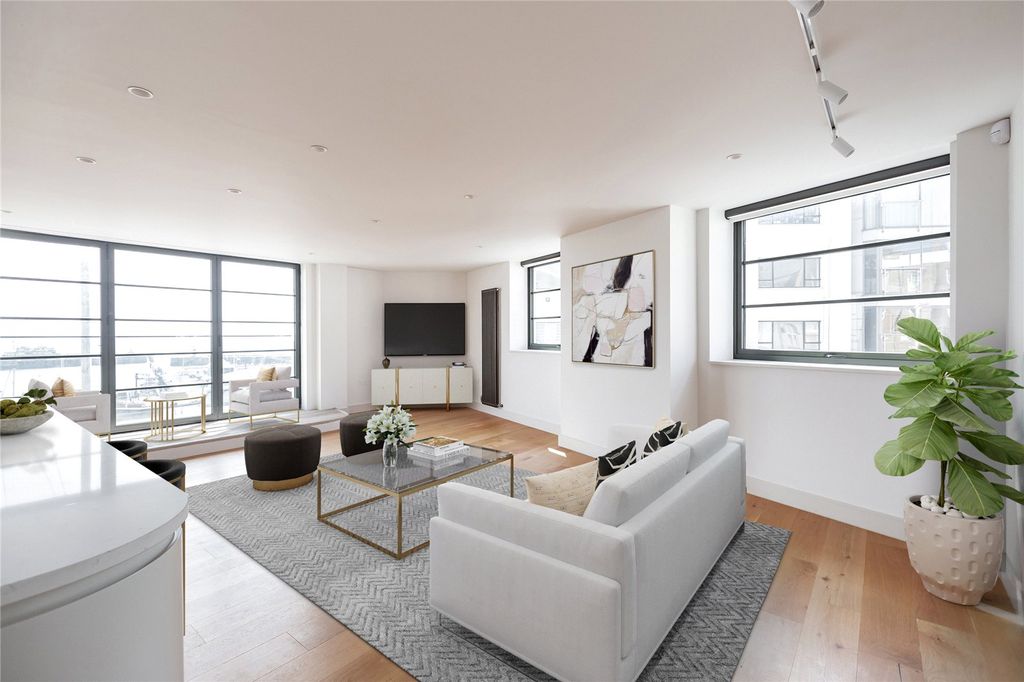 Property photo 3 of 9 Lounge Area