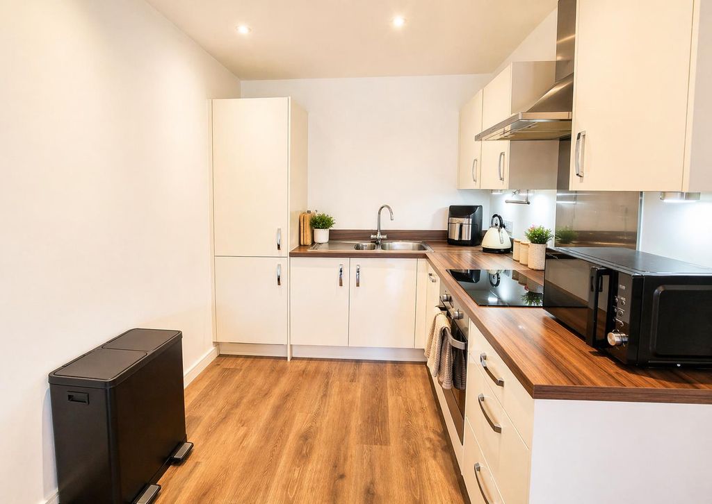 Property photo 2 of 15 Modern Fitted Kitchen
