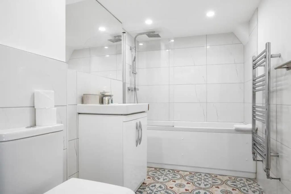 Property photo 2 of 9 Bathroom