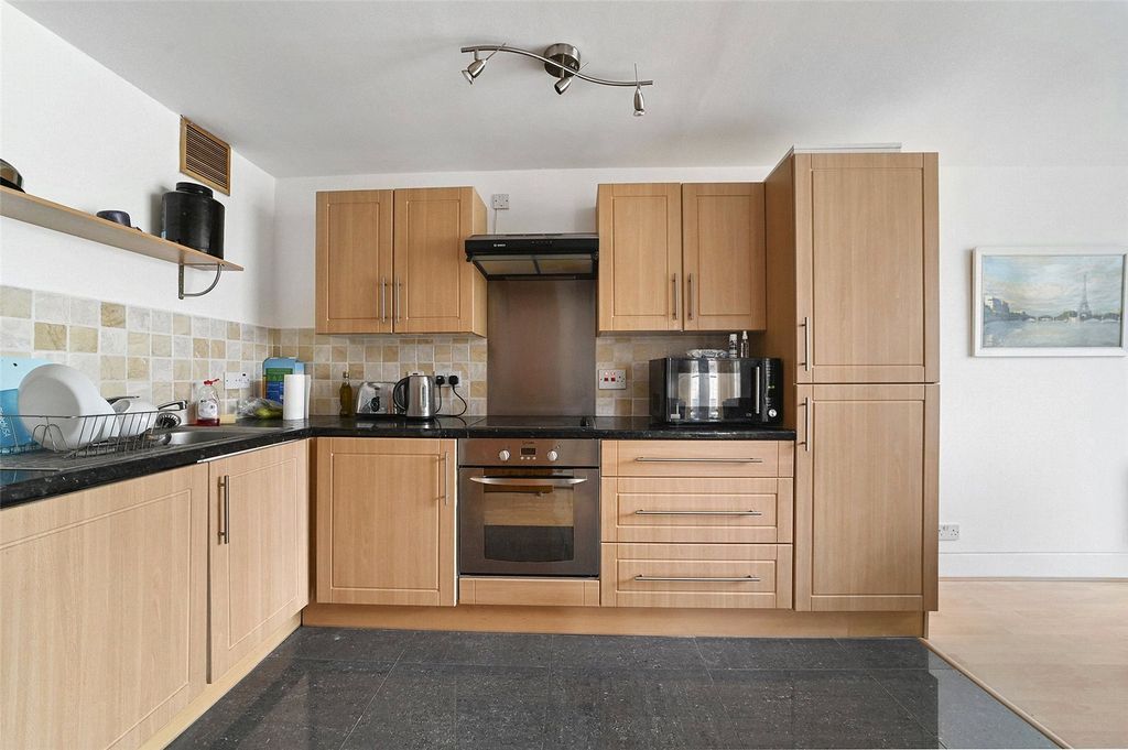 Property photo 3 of 10 Kitchen