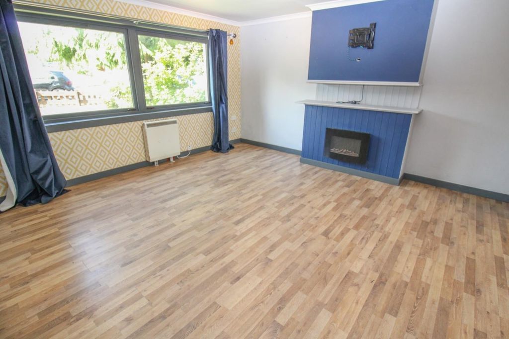 Property photo 2 of 15 Lounge (2).Jpg