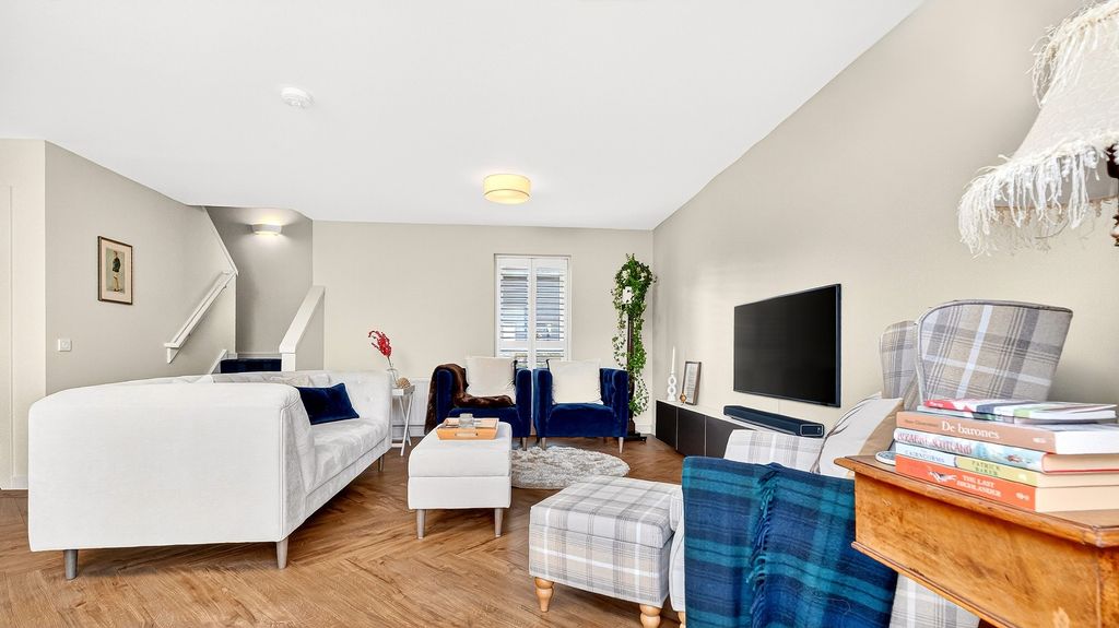 Property photo 3 of 22 Lounge