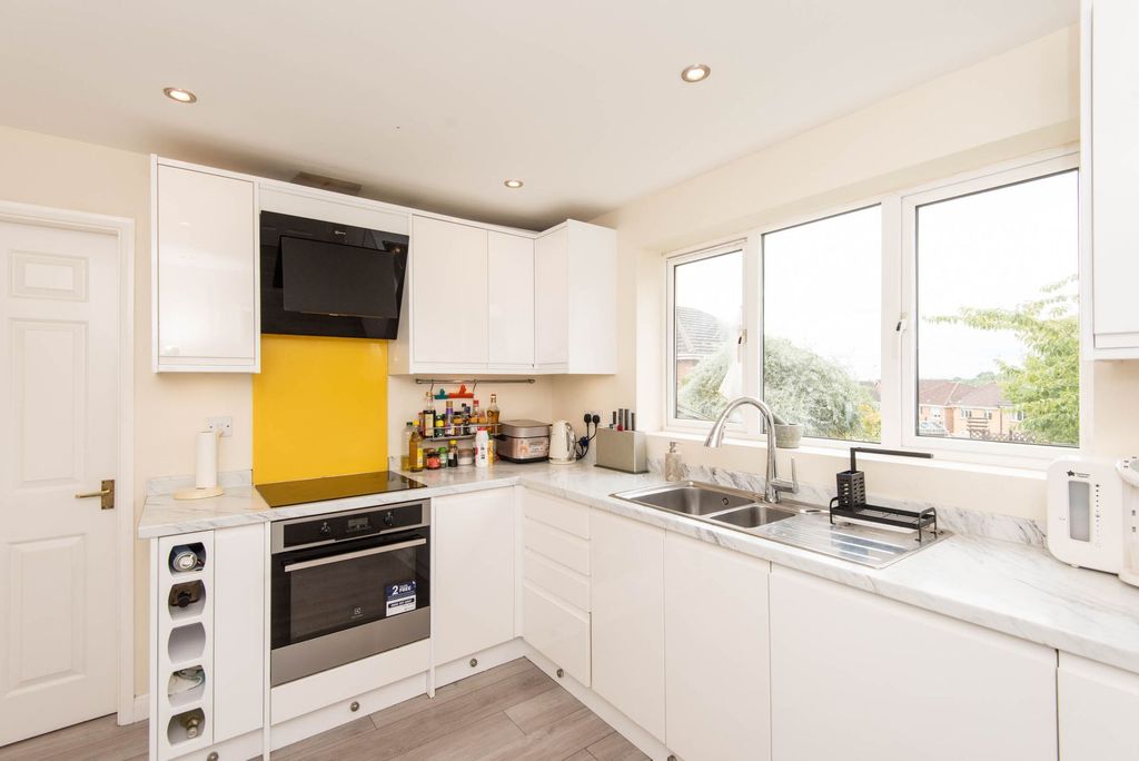 Property photo 3 of 27