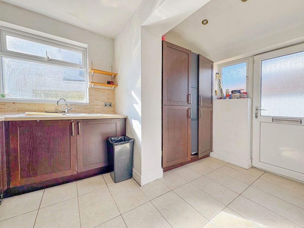 Property photo 3 of 15 Kitchen