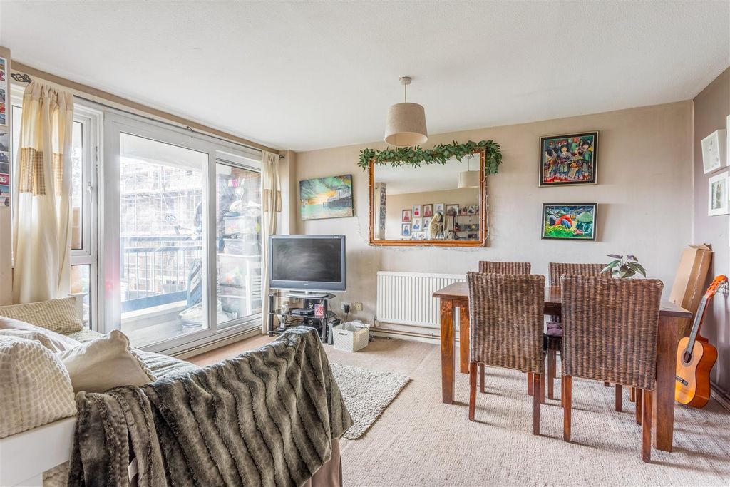 Property photo 2 of 15 21 Mountbatten Court-4.Jpg