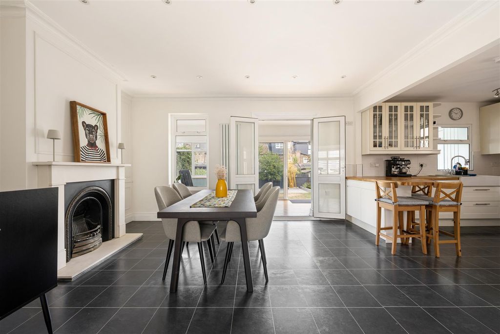 Property photo 3 of 50 Walpole Road, E18