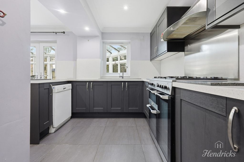 Property photo 3 of 28