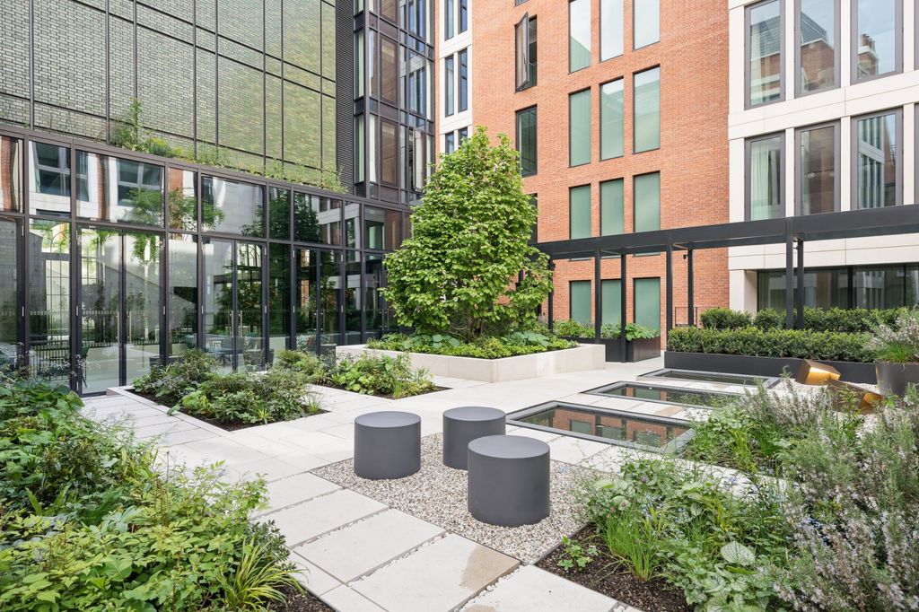 Property photo 2 of 21 Communal Courtyard