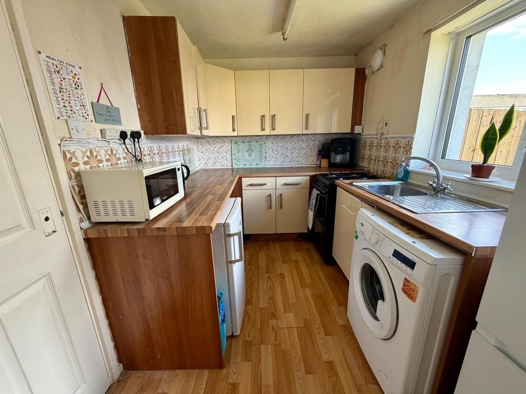 Property photo 2 of 11 Kitchen