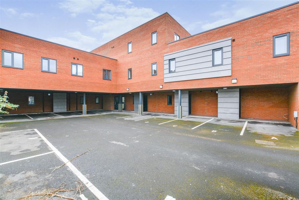 Property photo 3 of 10 Car Park