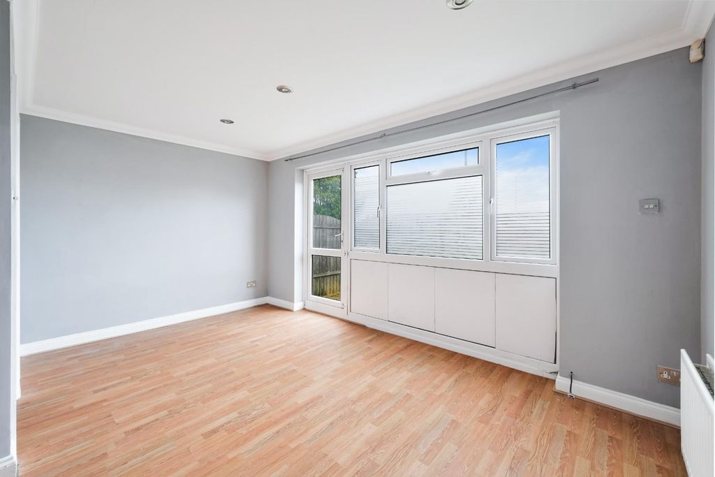 Property photo 2 of 14 Church Close