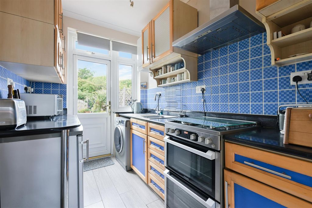 Property photo 2 of 14 Stoneleigh Avenue, 162- (6).Jpg