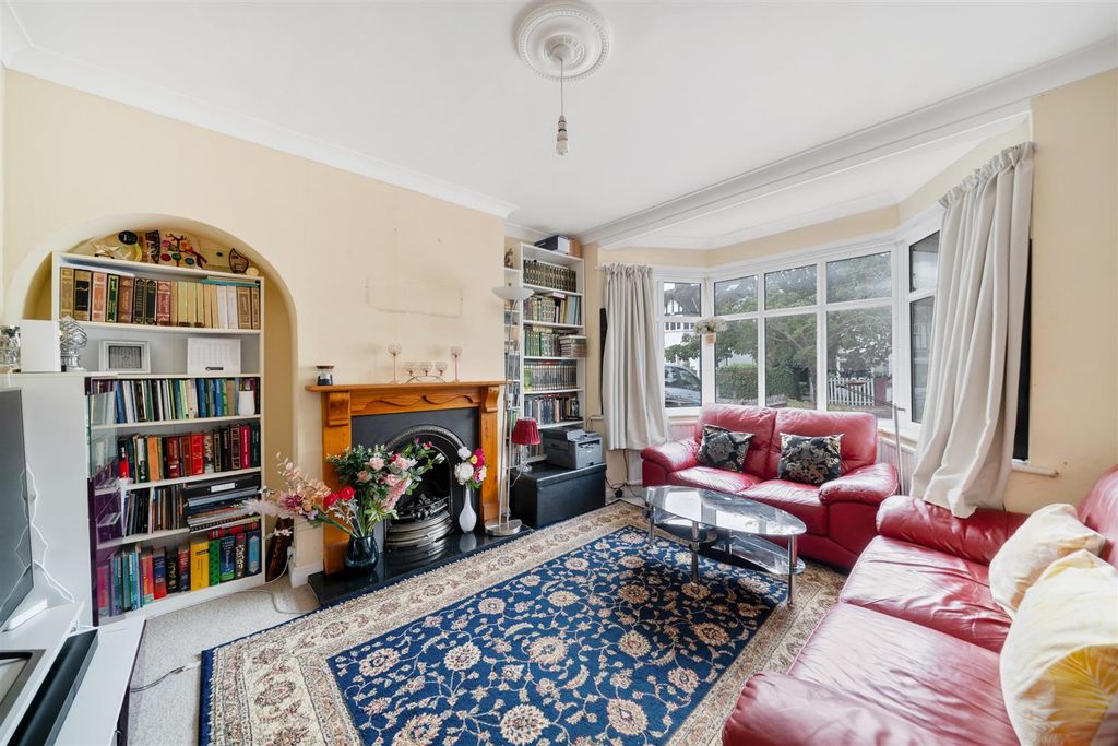 Property photo 3 of 12 Hartland Way Sm4
