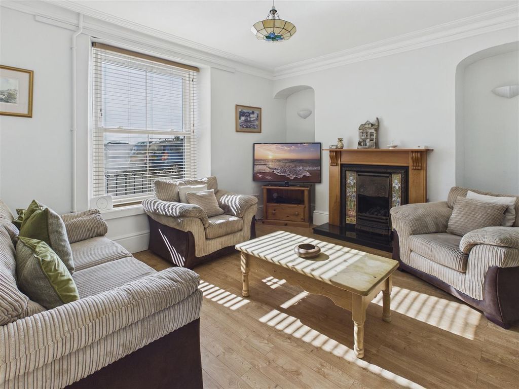 Property photo 2 of 33 Living Room