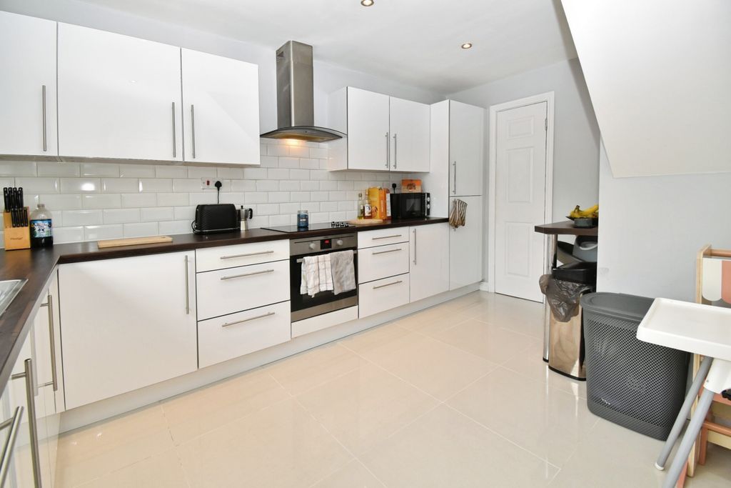 Property photo 3 of 10 Kitchen Diner
