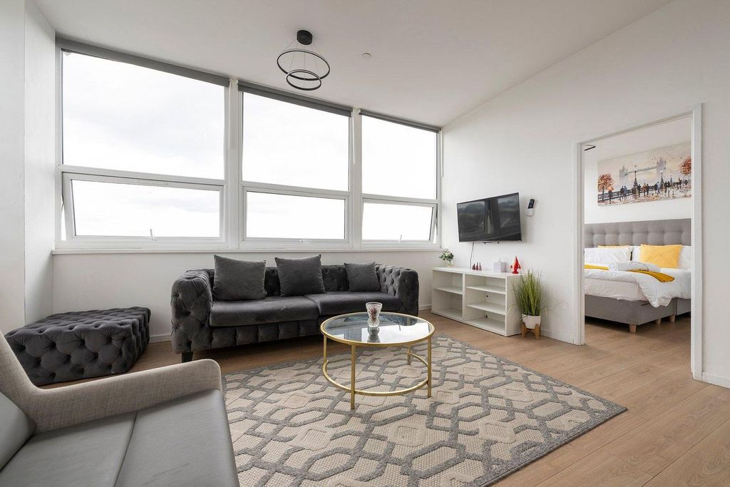 Property photo 1 of 21 Living Room