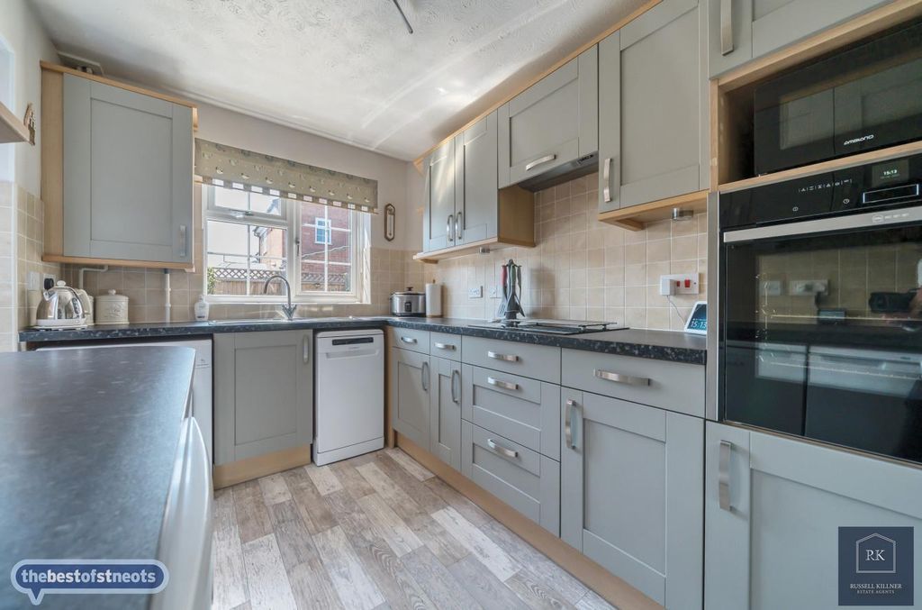 Property photo 2 of 14 Kitchen.