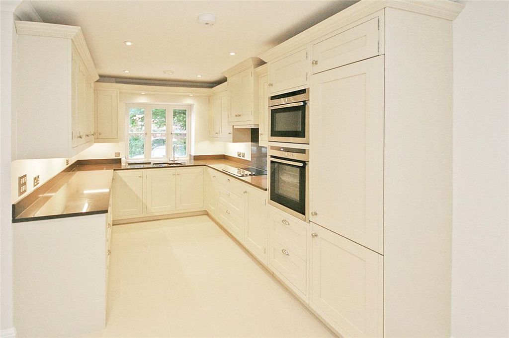 Property photo 2 of 11 Kitchen