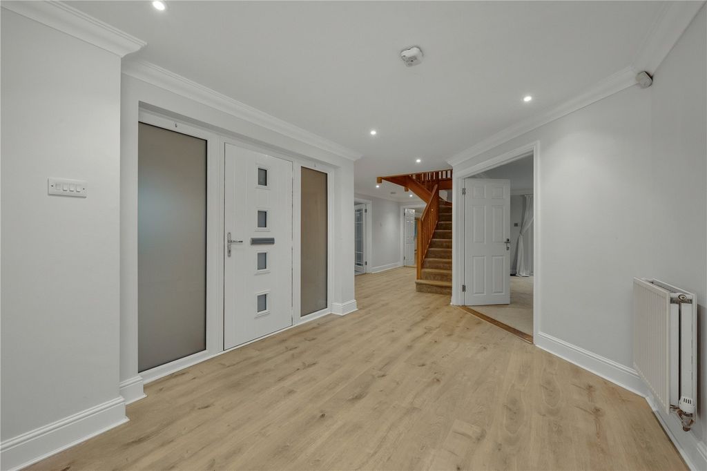 Property photo 2 of 14 Hallway