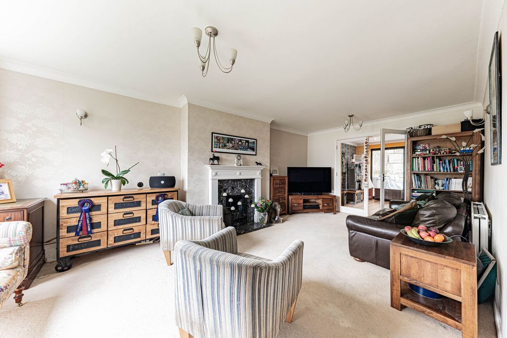 Property photo 3 of 25 Living Room (1)