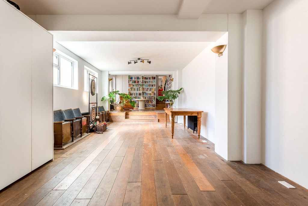 Property photo 2 of 35