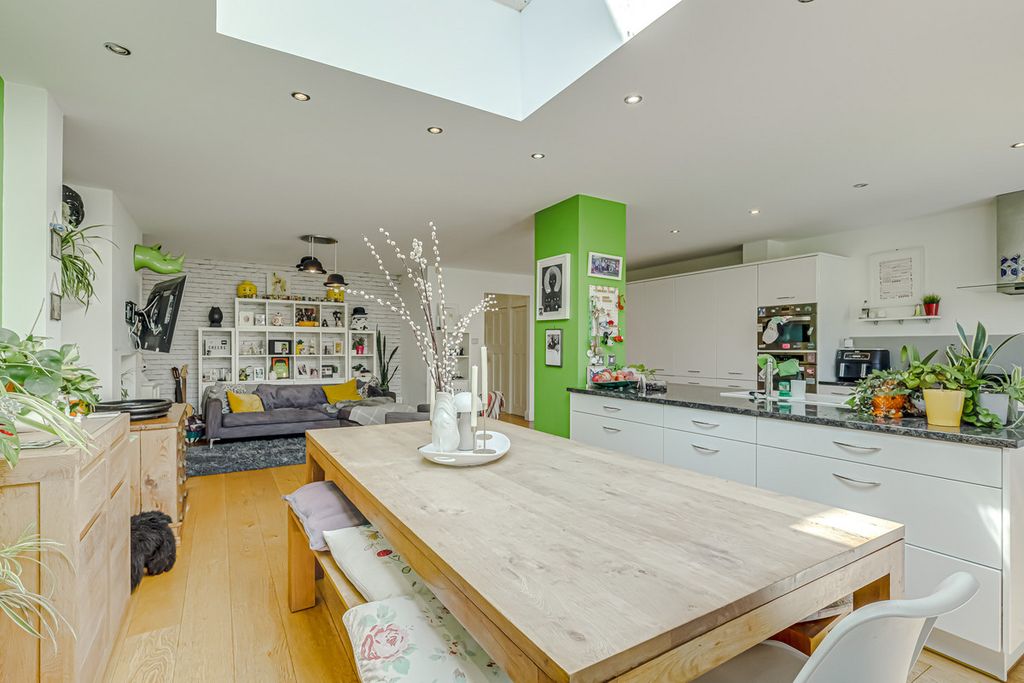 Property photo 2 of 30