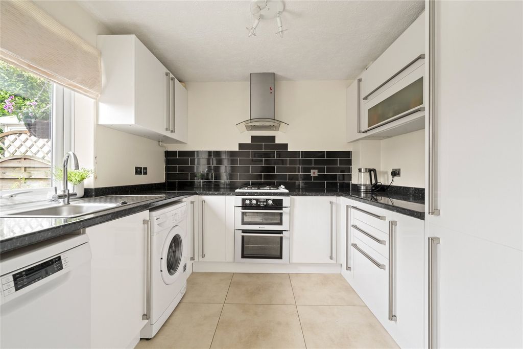 Property photo 3 of 11 Kitchen