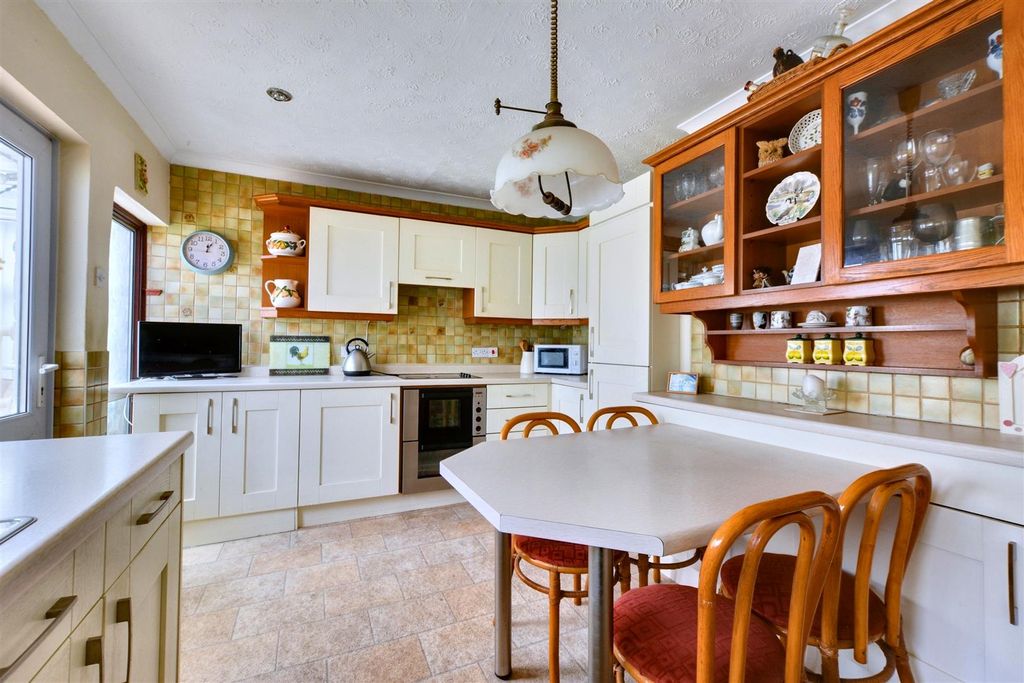 Property photo 3 of 18 Kitchen