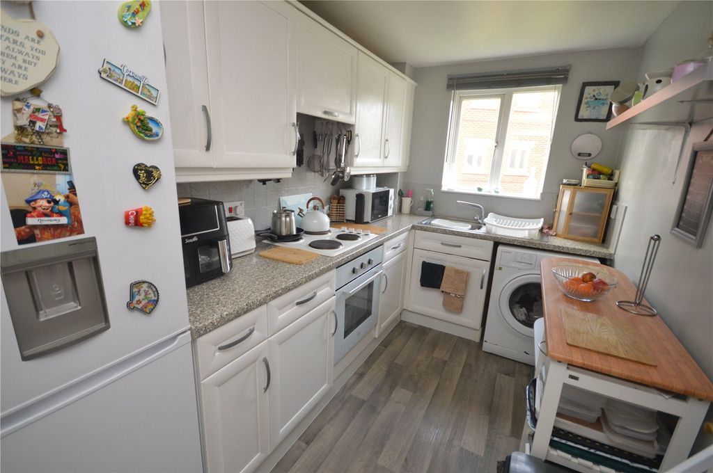 Property photo 2 of 10 Kitchen