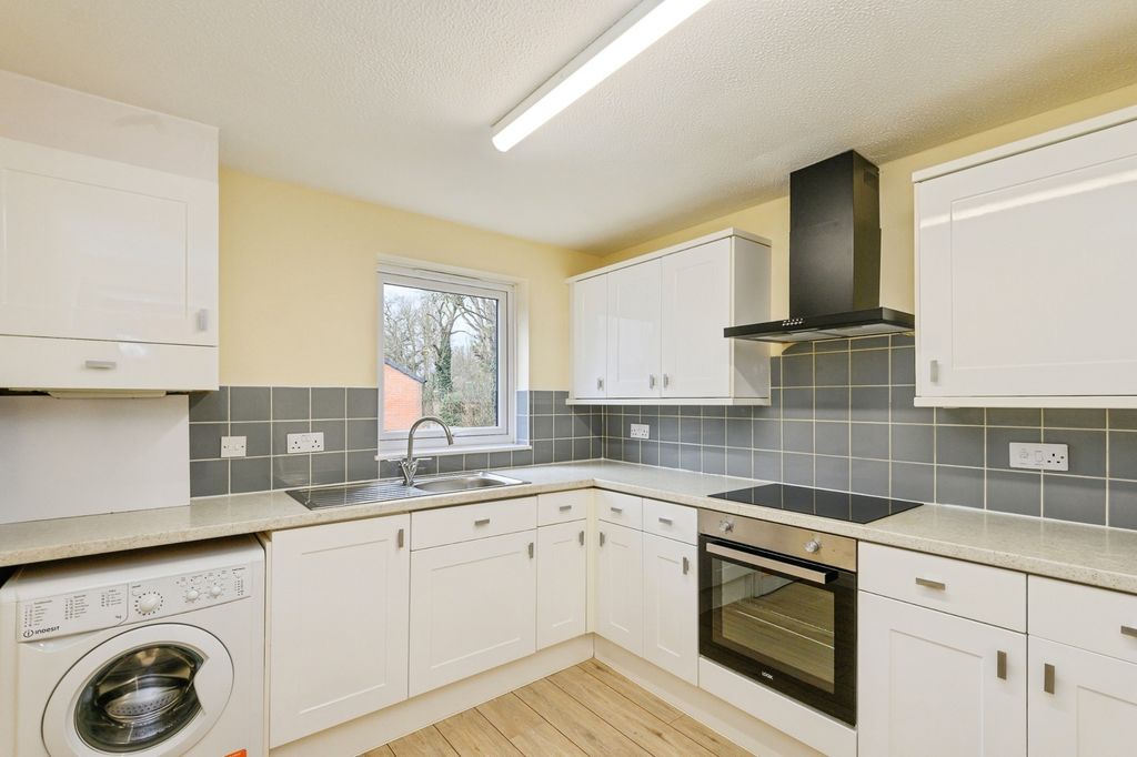 Property photo 2 of 10 Kitchen