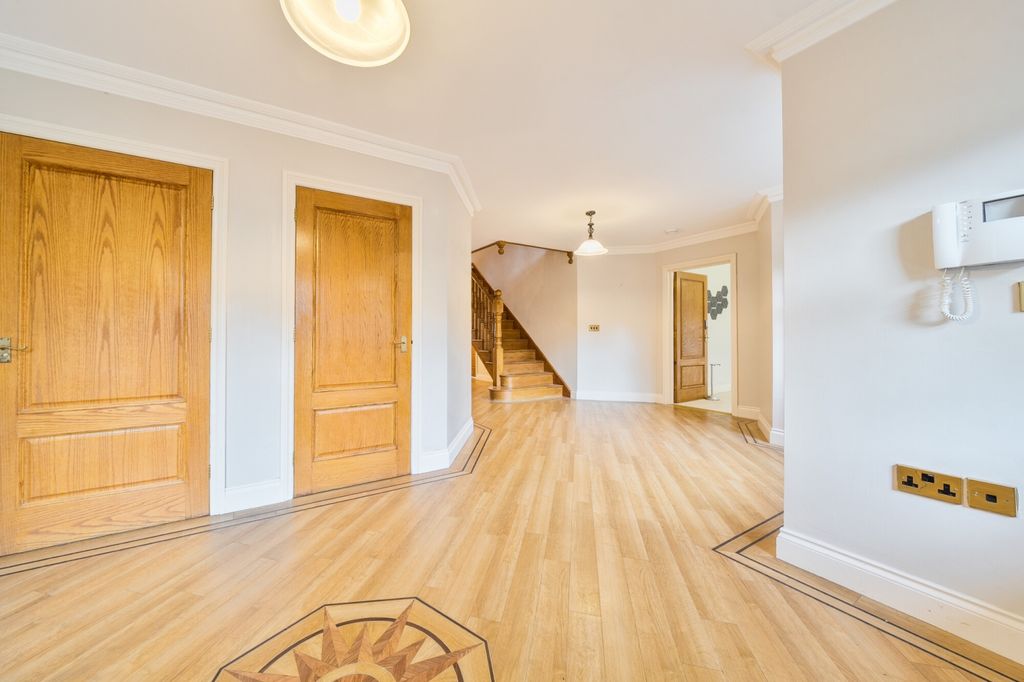 Property photo 2 of 21 Hallway