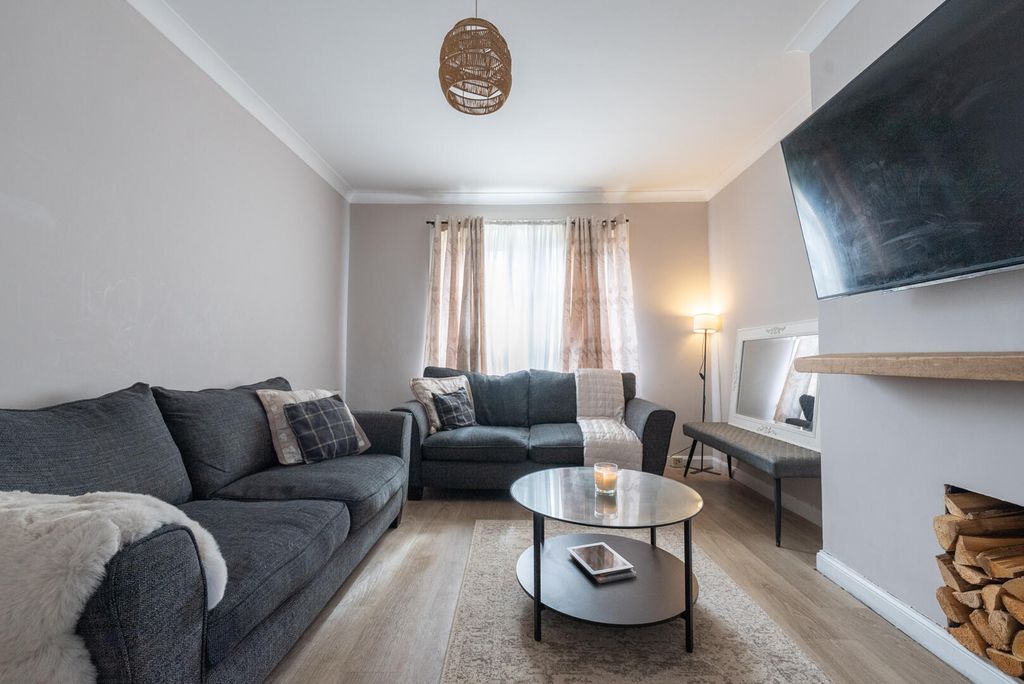 Property photo 2 of 21 Living Room