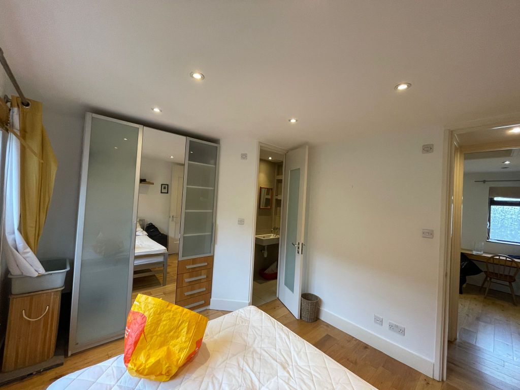 Property photo 2 of 10 Room 4- £1170 Available Now