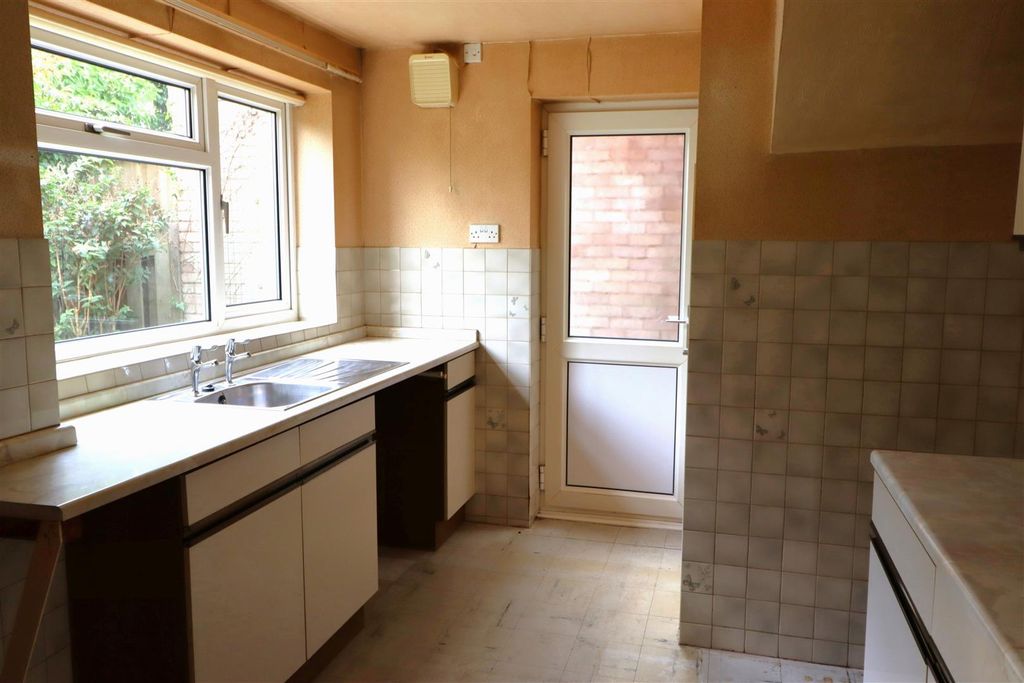 Property photo 3 of 16 Kitchen1.Jpg